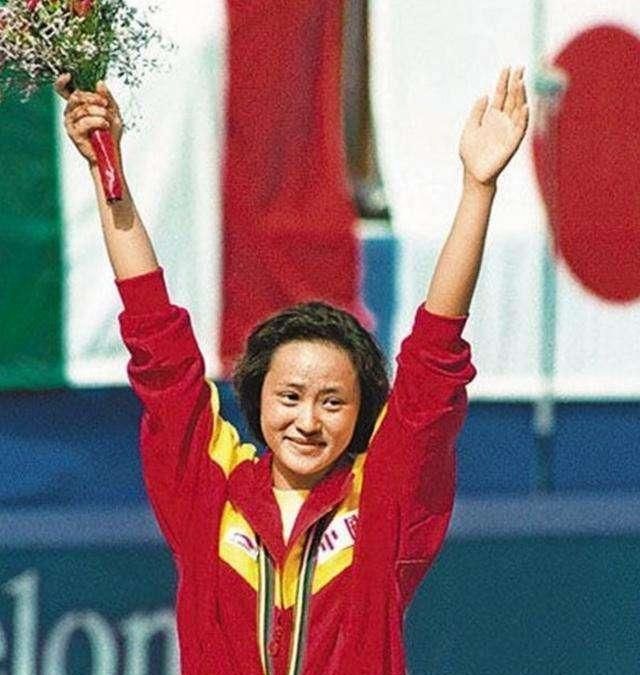 没戴避孕套和边缘殖民地的年轻女孩做爱