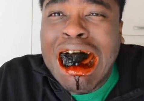 解开胸罩揉着她的乳尖