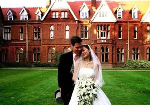 解开胸罩揉着她的乳尖 我们渴望所谓的“真实”