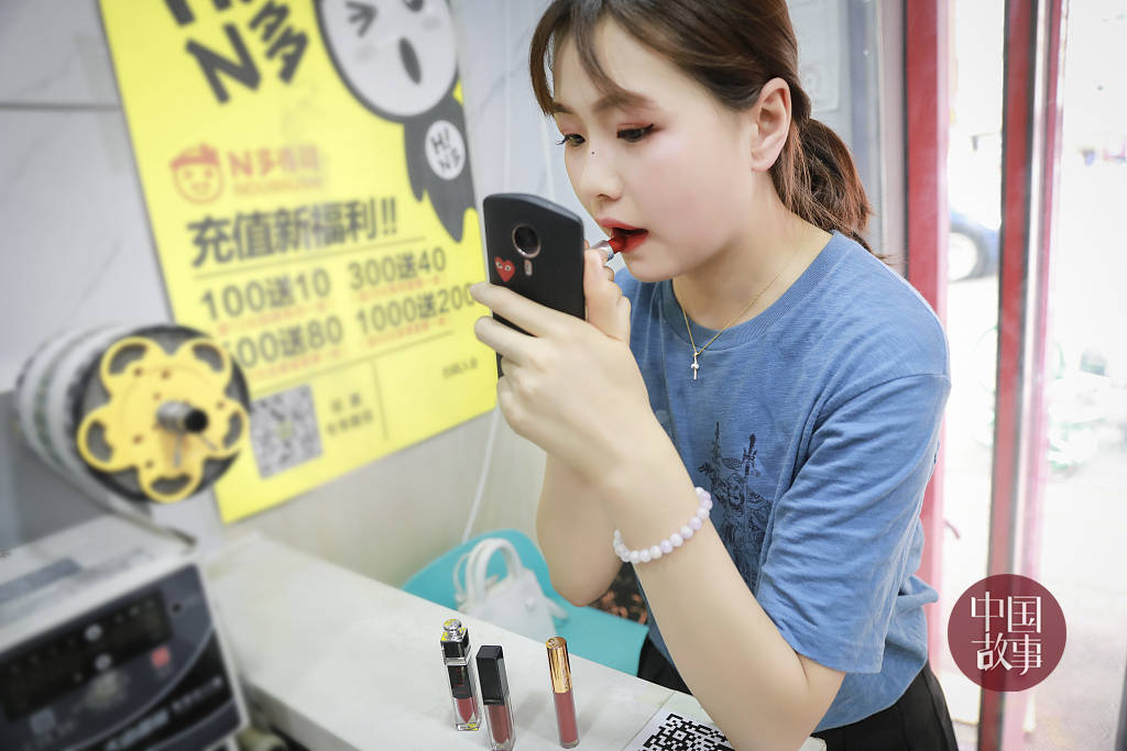 丈啄木鸟 灰头绿啄木鸟:背部绿色