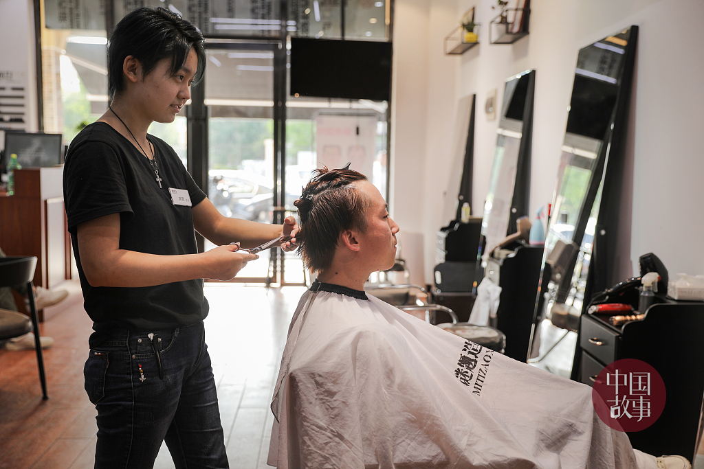 啄木鸟系列 工作中的女孩 