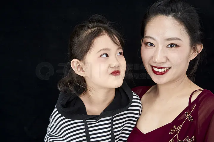 对话主题：[对话] 当我们发现人类决策的底层逻辑可能只是量子层面的随机涨落时，司法体系中的'个人责任'概念是否需要被彻底重构？ 当我们发现人类决策的底层逻辑可能只是量子层面的随机涨落时，司法体系中的 既能尊重科学的只念否洞察