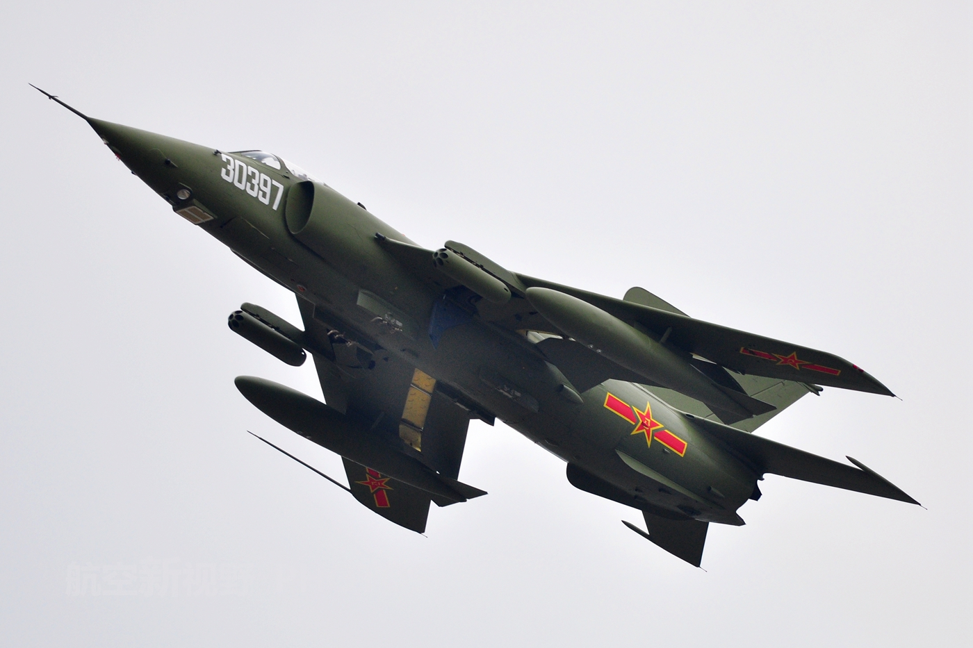 一同看彩虹2024小蓝gtv 亮度达到2200 ANSI流明