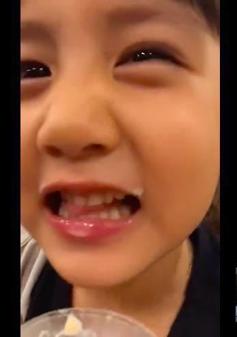 把棉签放屁眼里一进一出