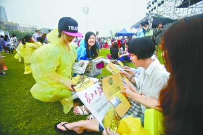 深夜的访客 深夜我背靠着冰冷的深夜墙壁