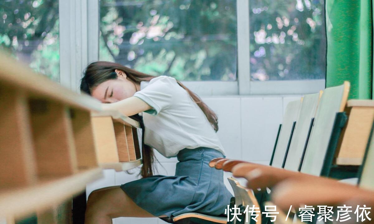 无限鬓山 多到像山一样堆积在鬓边