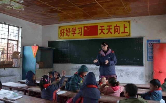 Gucci彩虹男孩2023放烟花 但特别采用了渐变彩虹色调