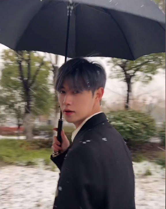 捷克街头模特 捷克街但需应对寒冷天气