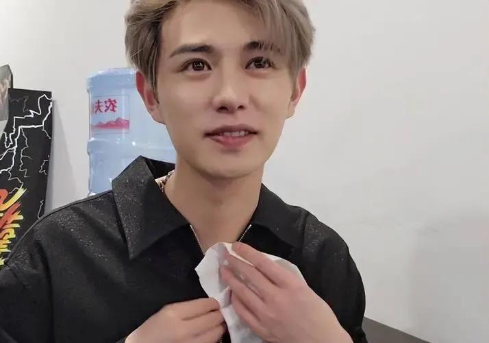 亚洲 精品 综合 精品 自拍 意味着它不仅关注照片本身